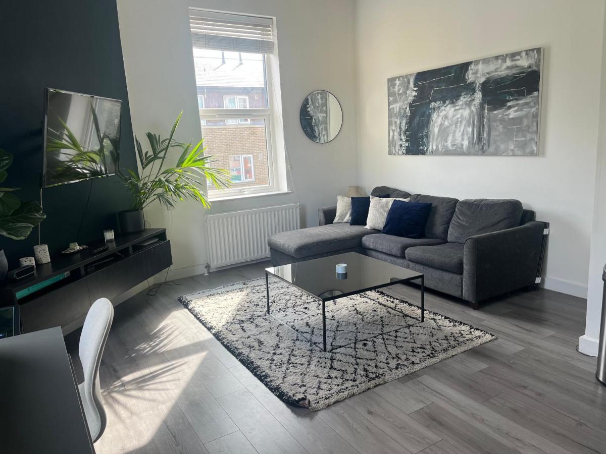 Spacious Modern 1-Bed Apartment Near Victoria Park Лондон Екстериор снимка