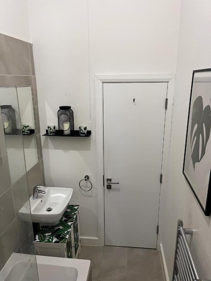 Spacious Modern 1-Bed Apartment Near Victoria Park Лондон Екстериор снимка