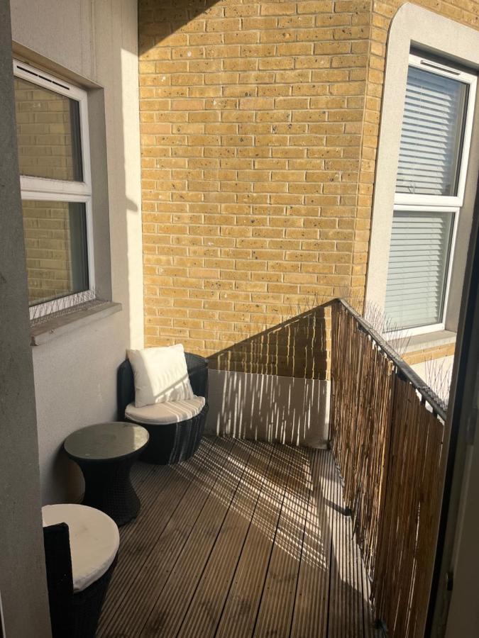 Spacious Modern 1-Bed Apartment Near Victoria Park Лондон Екстериор снимка