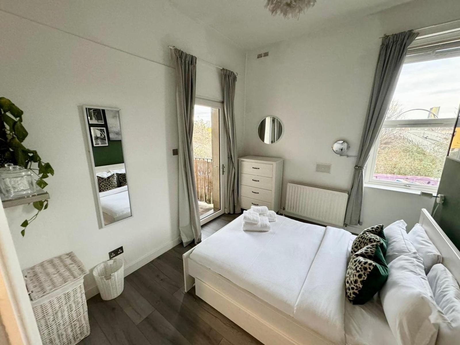 Spacious Modern 1-Bed Apartment Near Victoria Park Лондон Екстериор снимка